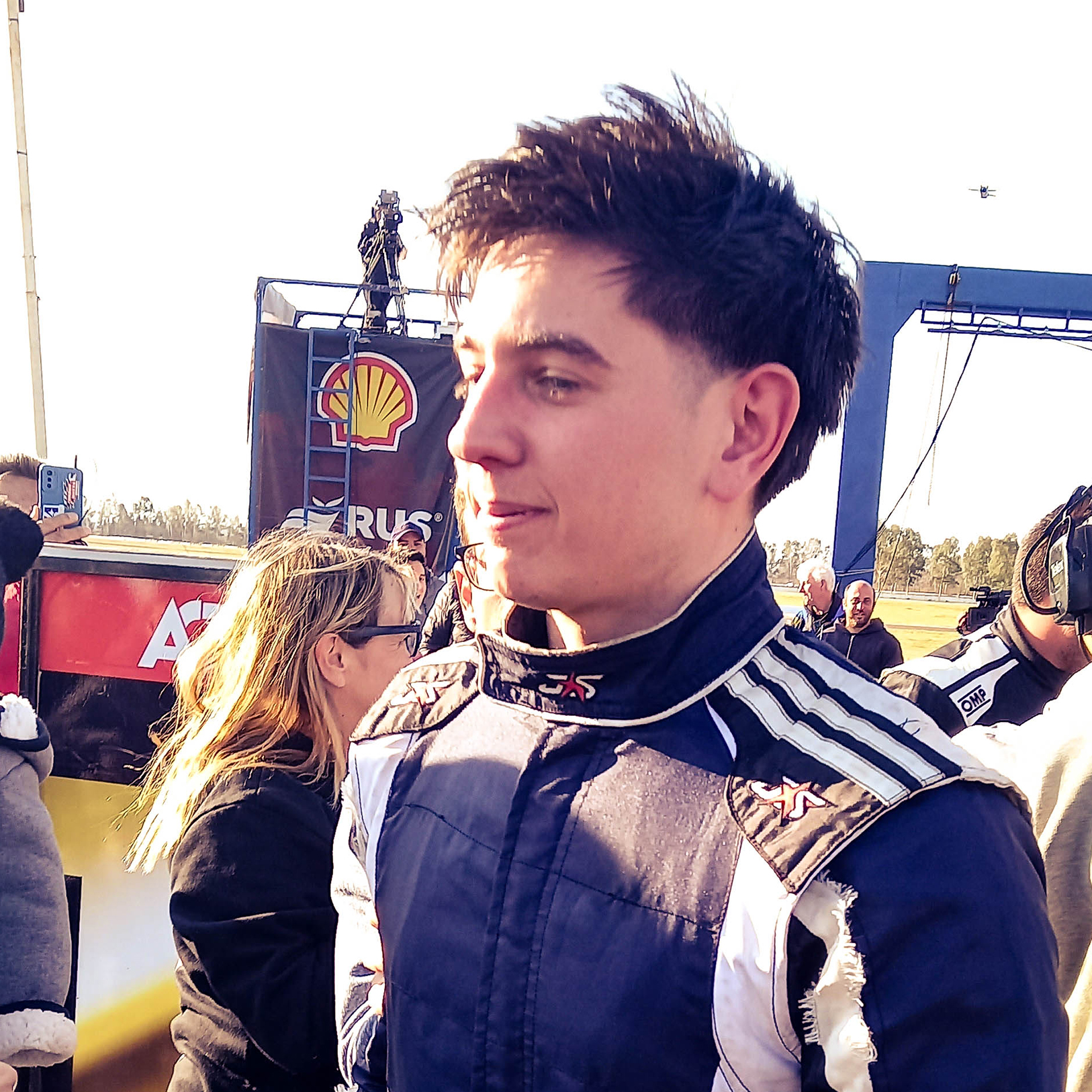 Hombre sentado en una silla azul  El contenido generado por IA puede ser incorrecto.