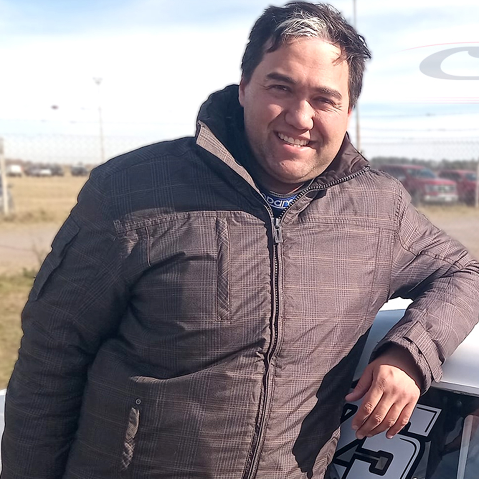 Hombre sentado en una silla azul  El contenido generado por IA puede ser incorrecto.