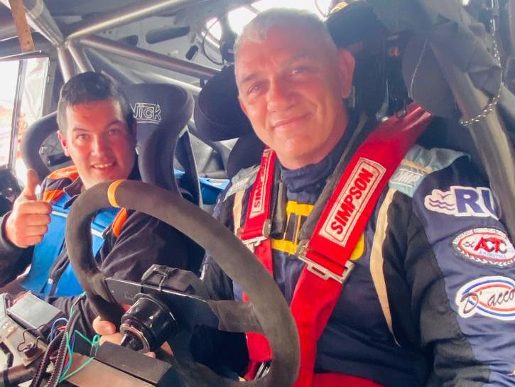 AGÜERO Y UGALDE PRUEBAN LA CHEVY EN MAR DEL PLATA.